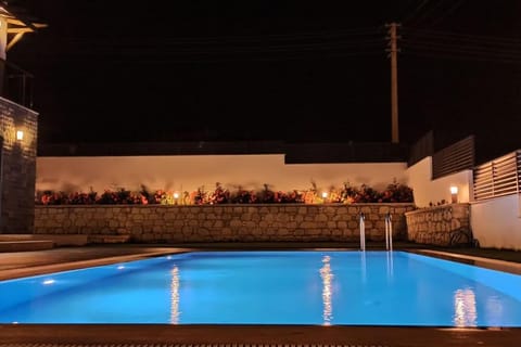 Çeşme Dalyan'da, Triplex Müstakil, Havuzlu Villa Villa in Cesme