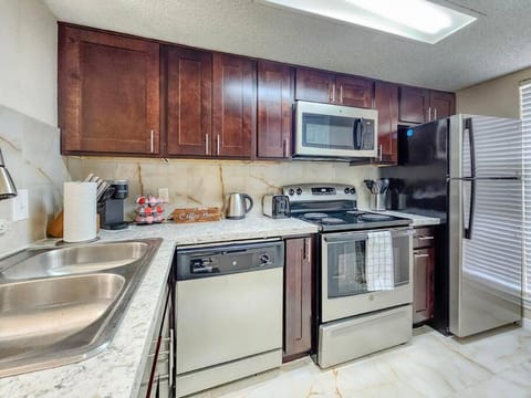 Braeswood 1 close to NRG, Medical Center, with 1 King and 2 Queen Beds, Pet friendly Apartment in Houston