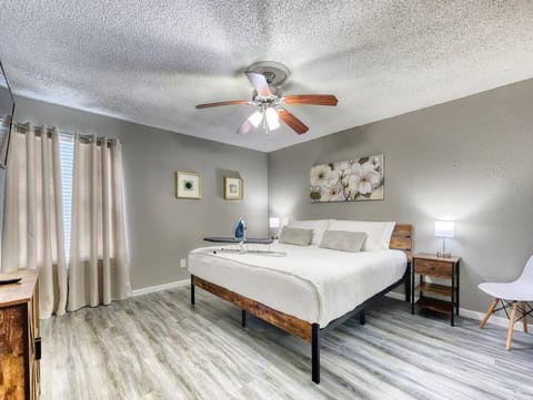 Braeswood 1 close to NRG, Medical Center, with 1 King and 2 Queen Beds, Pet friendly Apartment in Houston