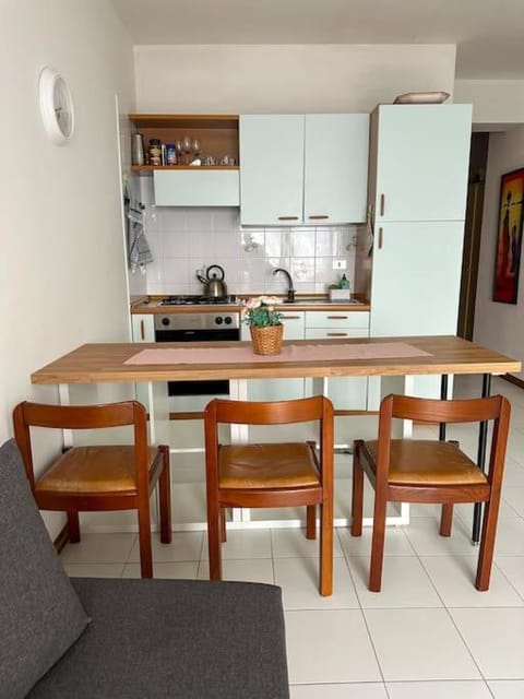 Kitchen or kitchenette, Dining area, oven