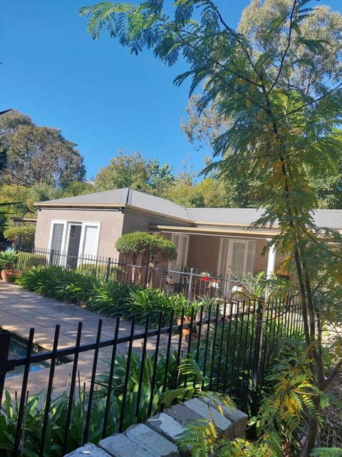 Pool House Nature lodge in Wodonga