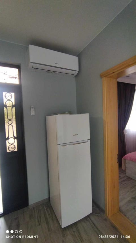 Kitchen or kitchenette, air conditioner