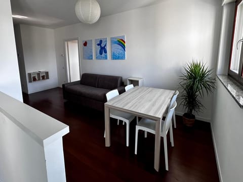 Happy Home close to the Hospital,ENI,Milano - GR Apartment in San Donato Milanese