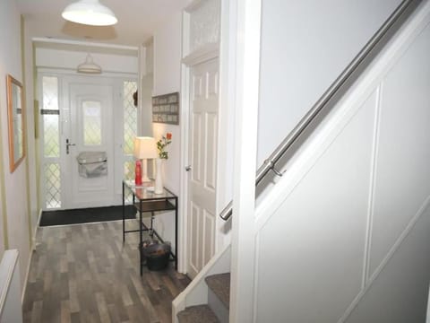 3 Bed House Sleeps 6 Near Train Station in Coventry House in Coventry