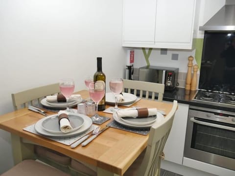 3 Bed House Sleeps 6 Near Train Station in Coventry House in Coventry