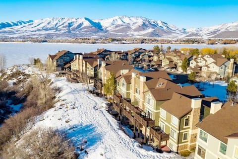 Property building, Day, Natural landscape, Bird's eye view, Winter, Lake view, Mountain view