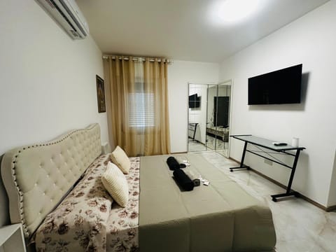 Bed, TV and multimedia, Photo of the whole room, Bedroom, air conditioner