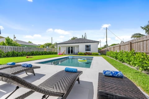 Garden, Garden view, Pool view, Swimming pool, sunbed