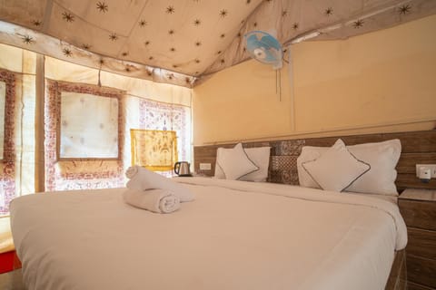 Bed, Bedroom, Pets, Guests, Landmark view, Area and facilities, Meals, Breakfast, Asian breakfast, room service, towels