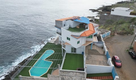 Property building, Day, Neighbourhood, Natural landscape, Bird's eye view, Pool view, Sea view, Swimming pool, Parking, sunbed