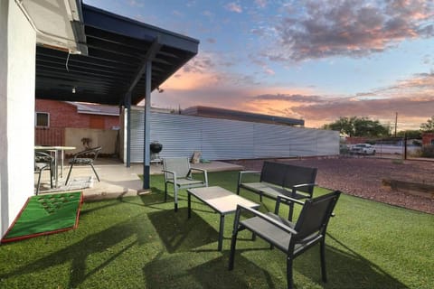 UofA Retro Gem 2BR 1BA w Free Parking Lg Pvt Yard House in Tucson