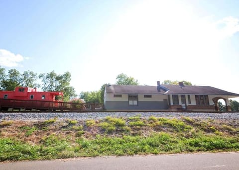 Historic Train House close to Stadium - King Bed Villa in Northport