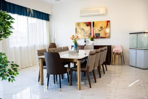 Seating area, Dining area, oven, air conditioner