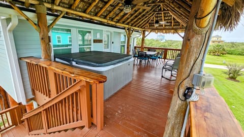 Hot Tub, Dining area