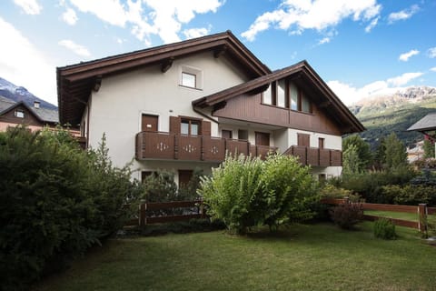 Property building, Facade/entrance, Garden, Balcony/Terrace