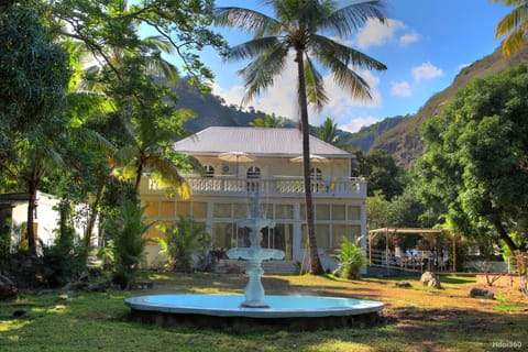 Property building, Nearby landmark, Day, Natural landscape, Garden, Garden, Garden view, Mountain view, Pool view