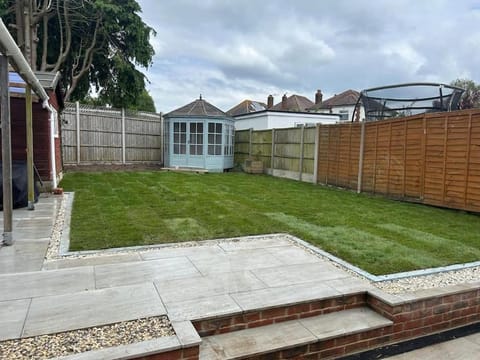 Charming 3-Bedroom House with Private Garden House in Bournemouth