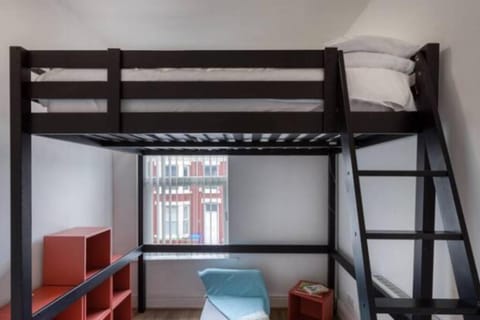 Vibrant Artist Hideaway by Centre Parking Apartment in Liverpool