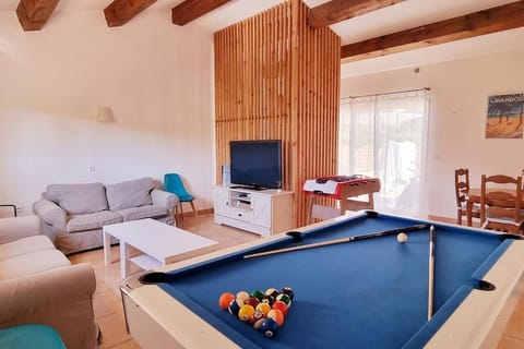 Communal lounge/ TV room, Billiard, Game Room, TV and multimedia, Living room, Seating area, air conditioner