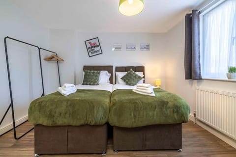 Ealing Manor - 6 beds 3 sofa beds sleeps 9 ppl Apartment in London Borough of Ealing