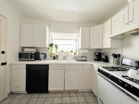 Coffee/tea facilities, Kitchen or kitchenette, dishwasher, oven, pet friendly, stove, toaster