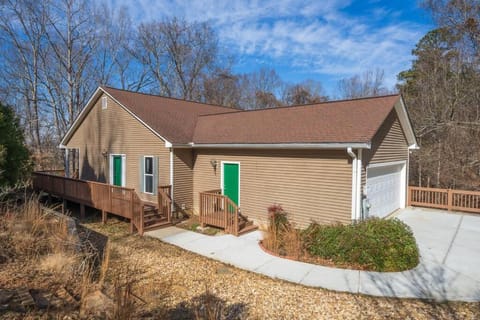 Lakeview with Dock and king bed Gainesville House in Lake Lanier