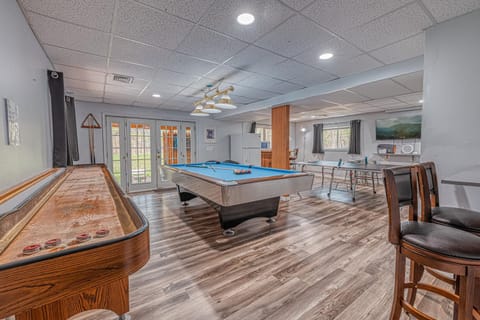 Grand Antilia - 6BR w Hot Tub,GameRoom & BonusRoom Chalet in Tunkhannock Township