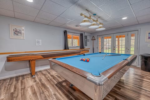 Grand Antilia - 6BR w Hot Tub,GameRoom & BonusRoom Chalet in Tunkhannock Township