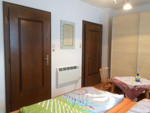 Photo of the whole room, Decorative detail