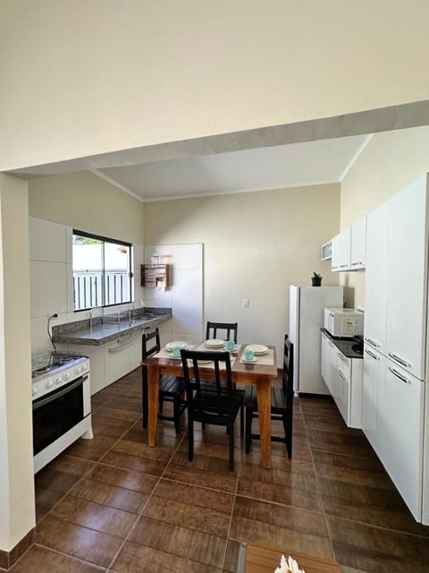 Kitchen or kitchenette, Dining area, minibar, oven, pet friendly, stove