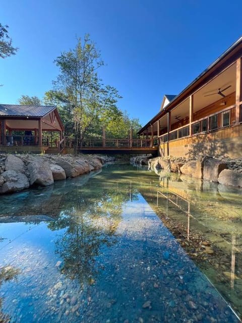 The Bridge of Wonders, Lux 5BR Creek Front with Gameroom House in Broken Bow