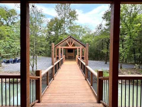 The Bridge of Wonders, Lux 5BR Creek Front with Gameroom House in Broken Bow