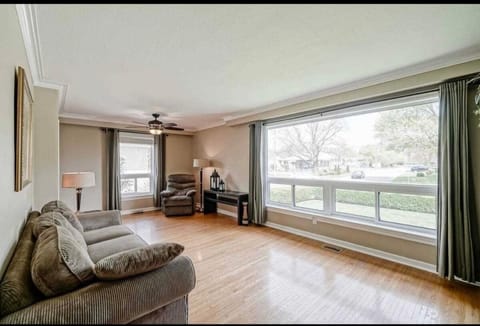 Walking to Sheridan Davis Campus, 20 minutes to Airport, Walking Plaza, Transit Vacation rental in Brampton