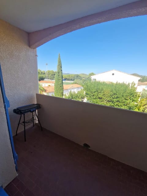 Quiet T2 with pool near beach and port Apartment in La Londe-les-Maures