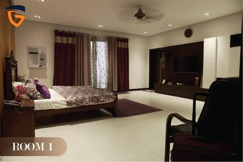 Bed, TV and multimedia, Photo of the whole room, Seating area, Evening entertainment, Bedroom