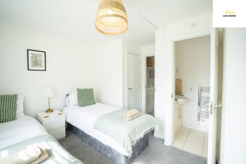 Cosy Home, Heathrow and Windsor Castle, Sleeps 6 Apartment in Slough