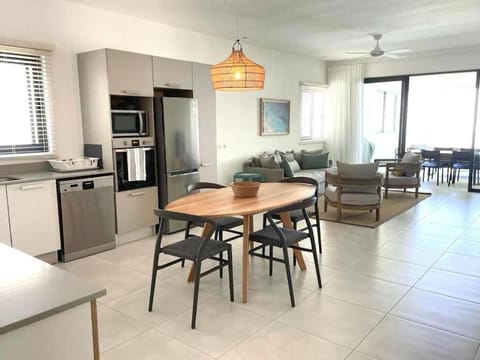 Kitchen or kitchenette, Living room, Seating area, Dining area, dishwasher, minibar, oven, pet friendly, stove