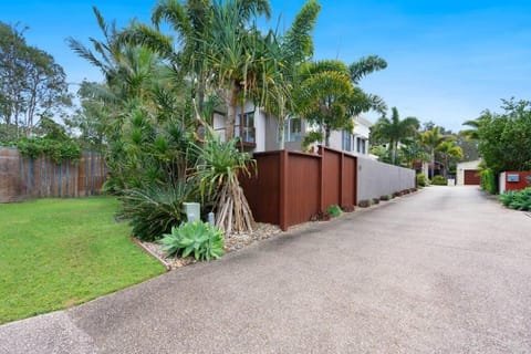 Ocean Escape - 600m to beach House in Coolum Beach