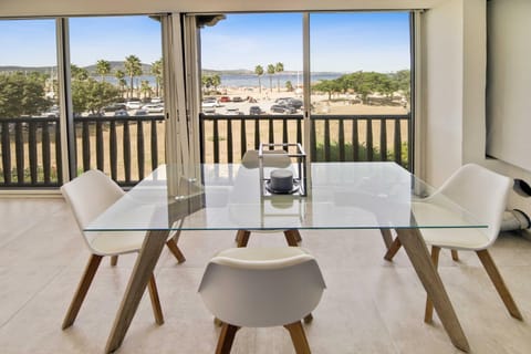 View (from property/room), Balcony/Terrace, Dining area, Sea view