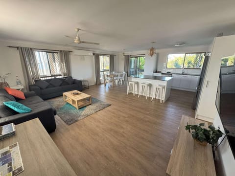 Entire Home minutes to beach House in Hervey Bay