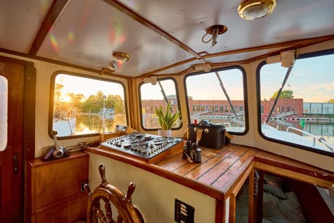 Gemütliches Wohnschiff auf der Havel Docked boat in Brandenburg