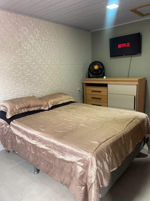 Bed, TV and multimedia, Bedroom