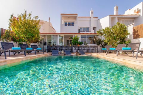 Property building, Day, Pool view, Swimming pool, sunbed