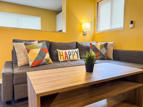 2 Stylish Apartments with 8 Beds and Parking plus WIFI Apartment in Pittsburgh