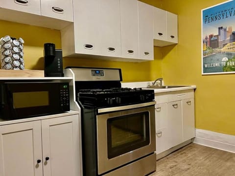 Amazing Sleeps 19 with 14 beds at Downtown Location House in Pittsburgh