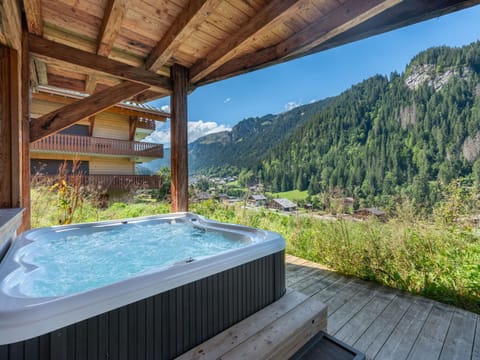 Chalet 1100 - Bo Immobilier Chatel - à mi-chemin du centre et du Linga - jacuzzi sauna et cheminée Chalet in Châtel