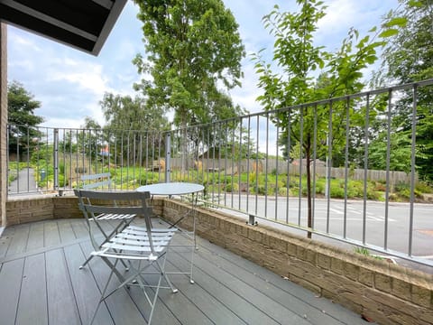 Property building, Day, Balcony/Terrace