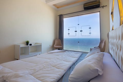 Bed, Natural landscape, Photo of the whole room, Bedroom, Sea view