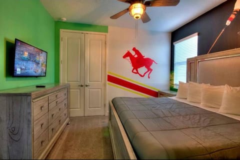 Bed, TV and multimedia, Bedroom