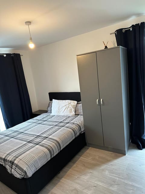 Lush Double Room Ensuite Vacation rental in Salford